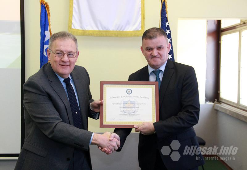 Mostar: Dodjeljen IADLEST certifikat Agenciji za školovanje i stručno usavršavanje kadrova